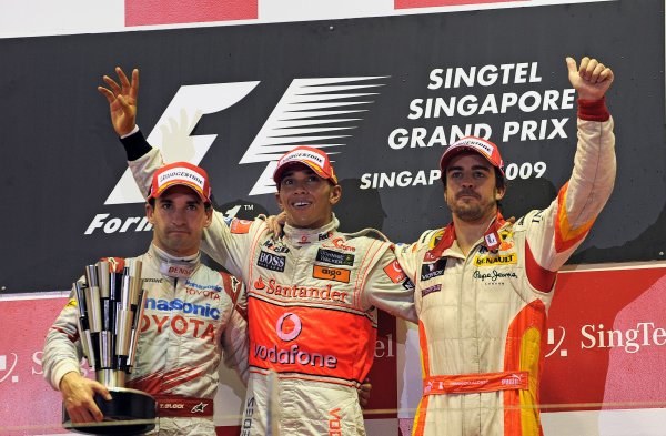 Od lewej: Timoi Glock, Lewis Hamilton i Fernando Alonso na podium GP Singapuru. /AFP