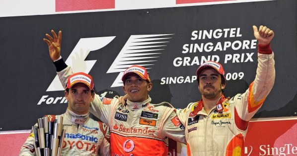 Od lewej: Timoi Glock, Lewis Hamilton i Fernando Alonso na podium GP Singapuru. /AFP