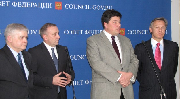 (Od lewej) W. Cimoszewicz i G. Schetyna podczas spotkania z deputowantymi Michaiłem Margiełowem i Aleksiejem Puszkowem /Przemysław Marzec /RMF FM
