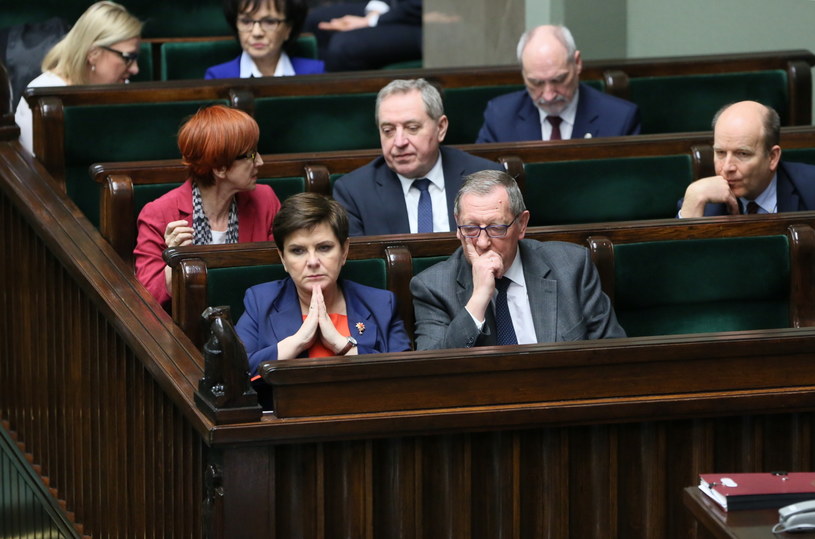 Od lewej w pierwszym rzędzie: premier Beata Szydło i minister środowiska Jan Szyszko /Leszek Szymański /PAP