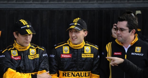 Od lewej: Witalij Pietrow, Robert Kubica i Eric Boullier, szef zespołu /AFP