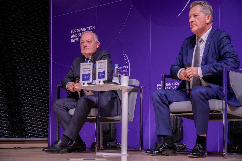 De izquierda a derecha: Wojciech Dąbrowski, presidente de PGE y Artur Michałowski, presidente en funciones de Tauron / Foto.  Ireneus Rick / INTERIA.PL
