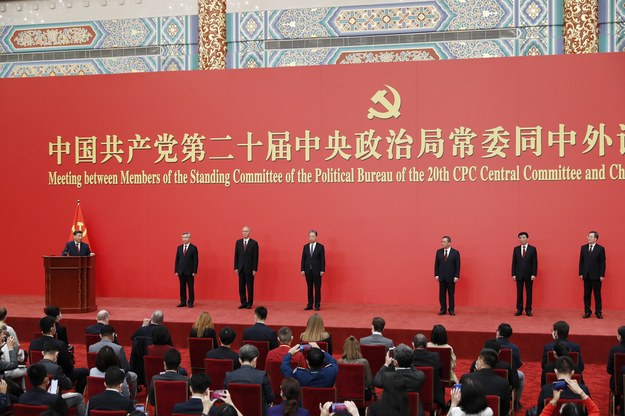 Od lewej: Xi Jinping, Li Xi, Cai Qi, Zhao Leji, Li Qiang, Wang Huning i Ding Xuexiang. /MARK R. CRISTINO /PAP/EPA