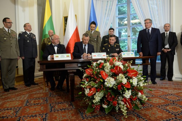 Od lewej (za stołem): minister obrony Litwy Juozas Olekas, minister obrony narodowej RP Tomasz Siemoniak i minister obrony Ukrainy gen. Wałerij Hełetej oraz prezydent RP Bronisław Komorowski (2P) /Jacek Turczyk /PAP