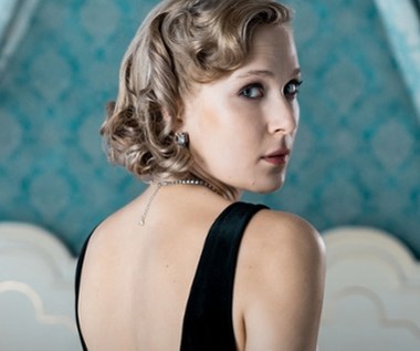 Od listopada Lenę Górę możemy oglądać w roli Anny Ziembińskiej w serialu Canalu+ "Król". "To postać, która wchodzi do pokoju i trudno jej nie zauważyć" - tak aktorka opisuje ekranowy magnetyzm swojej bohaterki. "Kiedy czytałam powieść [Szczepana Twardocha], nie miała ona dla mnie twarzy, ale miała błysk" - dodaje Góra.

"Filmowe dziewictwo traci się tylko raz i ja je właśnie straciłam na planie tego serialu" - podsumowała Góra, dla której była to pierwsza duża rola w polskiej produkcji.