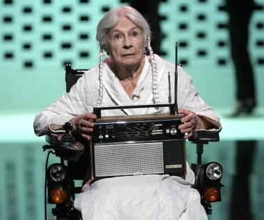 Od maja 2010 roku aktorka należy do zespołu TR Warszawa. Wystąpiła tam w wystawionej przez reżysera Grzegorza Jarzynę sztuce Doroty Masłowskiej "Między nami dobrze jest" (2009) w roli Osowiałej Staruszki Na Wózku Inwalidzkim, za którą otrzymała m.in. ufundowaną przez ZASP Nagrodę im. Jacka Woszczerowicza. Jarzyna podjął się ponadto przeniesienia sztuki Masłowskiej na ekran - film "Między nami dobrze jest" powstał w 2014 roku.