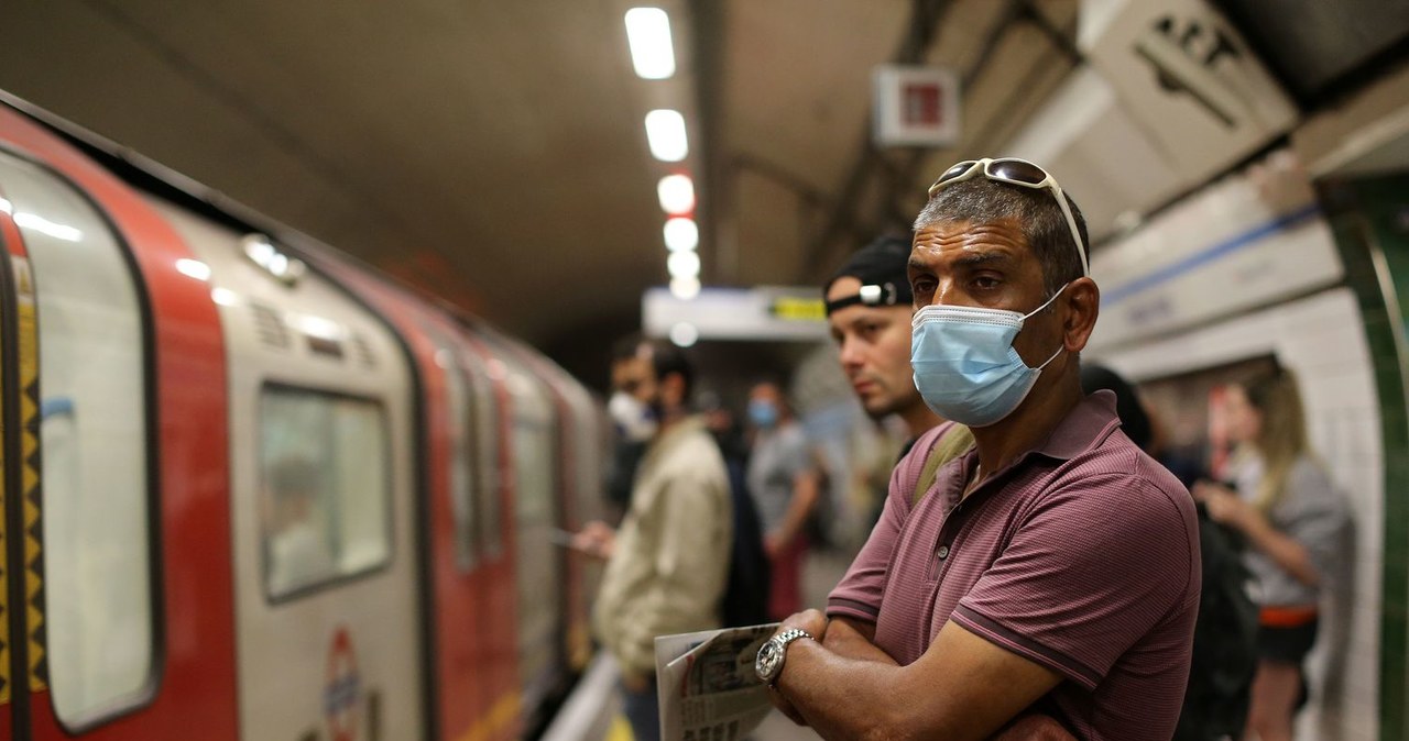 Od miesiąca noszenie maseczek jest obowiązkowe w angielskim transporcie publicznym. Nz. metro w Londynie w maju br. /AFP
