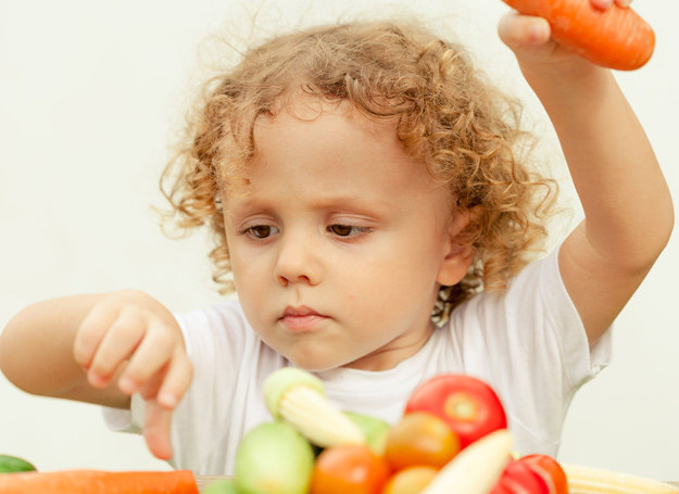 Od najmłdszych lat ucz dziecko, czym jest zdrowe jedzenie. /123RF/PICSEL