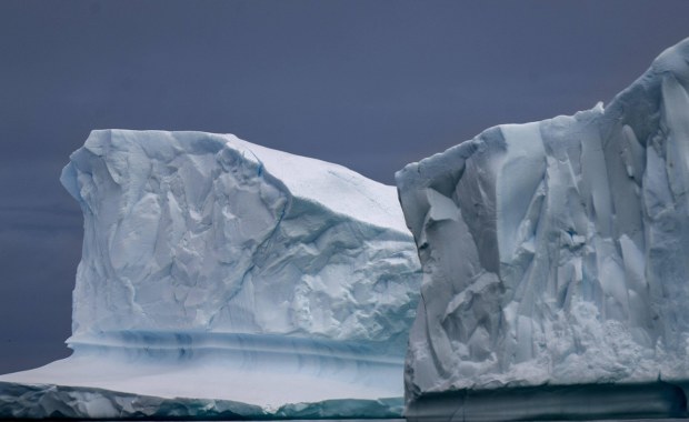 Od największej góry lodowej oderwał się wielokilometrowy fragment