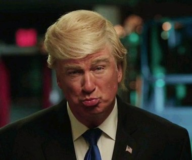 Od niedawna Baldwina można oglądać w roli Donalda Trumpa w skeczach w kultowym programie satyrycznym "Saturday Night Live".  

Prezydent USA stwierdził na Twitterze, że Baldwin, "którego umierająca, mierna kariera została ocalona dzięki potwornemu parodiowaniu mnie w programie SNL, teraz mówi, że granie mnie było agonią. Alec, to była agonia dla tych wszystkich, którzy zostali zmuszeni do oglądania".
 
Znany z lewicowych poglądów aktor ma być także autorem i odtwórcą głównej roli w musicalu o Trumpie na Broadwayu, a w listopadzie ubiegłego roku wydał książkę, która ukazała się pod znamiennym tytułem "Beze mnie nie wiedzielibyście nawet jak napisać ‘Ameryka’".