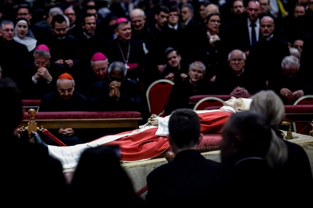 Od niedzieli będzie można zobaczyć grób Benedykta XVI w Grotach Watykańskich /Fabio Frustaci /PAP/EPA