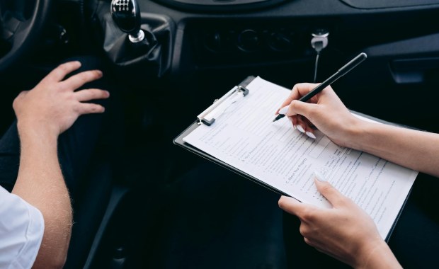 Od OC do kompleksowej ochrony - jak ubezpieczyć auto na każdą sytuację?