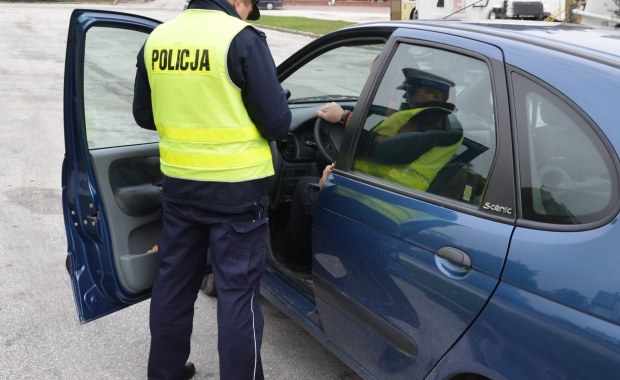 Od pasa w dół był nagi. Zachęcał 14-latkę, by wsiadła do jego auta