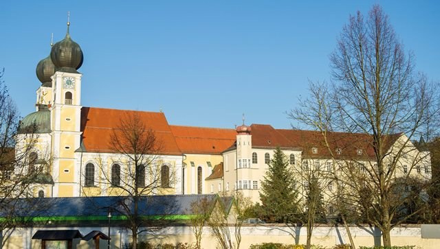 Od października biskup przebywa w tym klasztorze /Marc Mueller /PAP/EPA