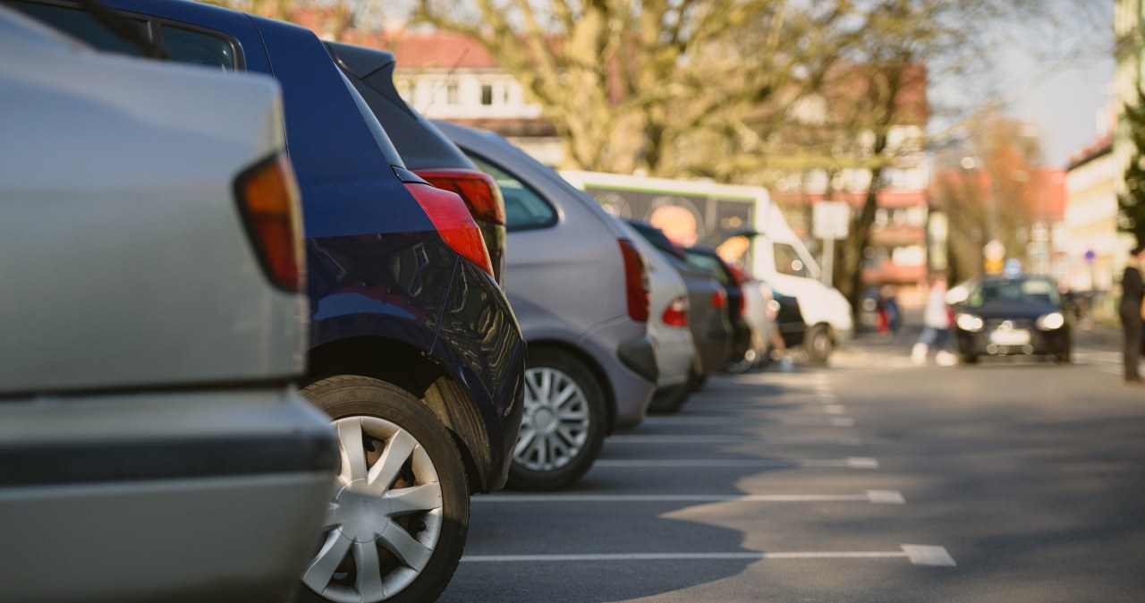 Od pewnego czasu niektóre podwórka stają się parkingami /123RF/PICSEL