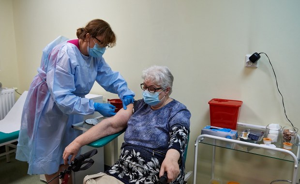 Od piątku rusza rejestracja dla seniorów, którzy chcą się zaszczepić przeciwko koronawirusowi 