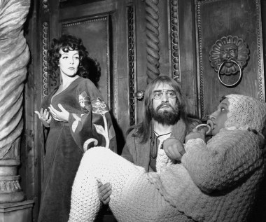 Od początku kariery związana jest z Teatrem Współczesnym w Warszawie, na deskach którego debiutowała rolą Iriny w "Trzech siostrach" Czechowa, wyreżyserowanych przez Erwina Axera.

"Jestem wierna i monogamiczna: gram w Teatrze Współczesnym w Warszawie od początku. Dwa razy tylko zagrałam gościnnie. A tak tkwię w jednym teatrze i bardzo mi z tym dobrze" - aktorka przyznała w jednym z wywiadów.