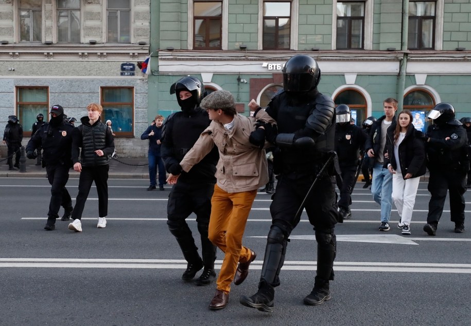 Od początku mobilizacji zatrzymano ponad 2240 protestujących /ANATOLY MALTSEV  /PAP/EPA