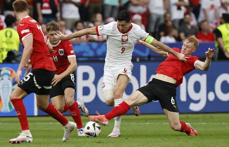 Od początku na murawie zamelduje się Robert Lewandowski /	ROBERT GHEMENT /PAP/EPA