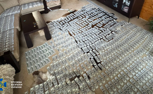 Od początku wojny stał się bogatszy o 1 mln dolarów. Trafił do aresztu