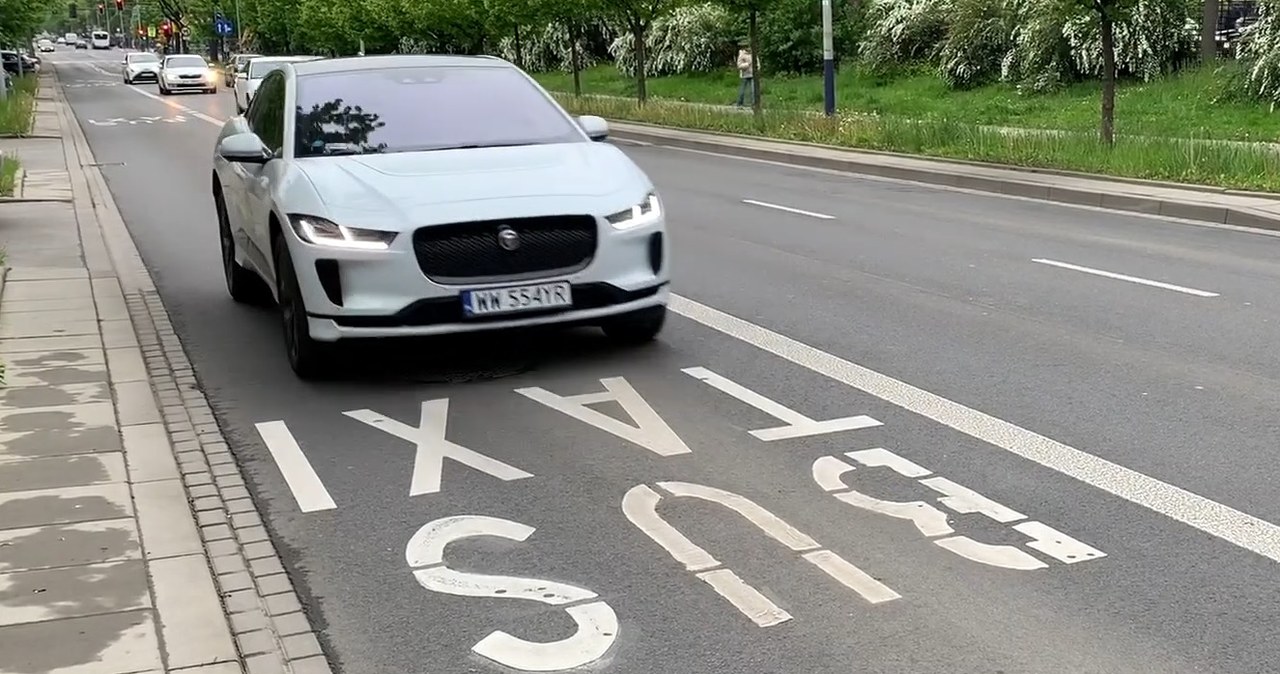 Od ponad roku autami elektrycznymi można jeździć po buspasach. Tylko mało kto o tych przepisach słyszał /INTERIA.PL