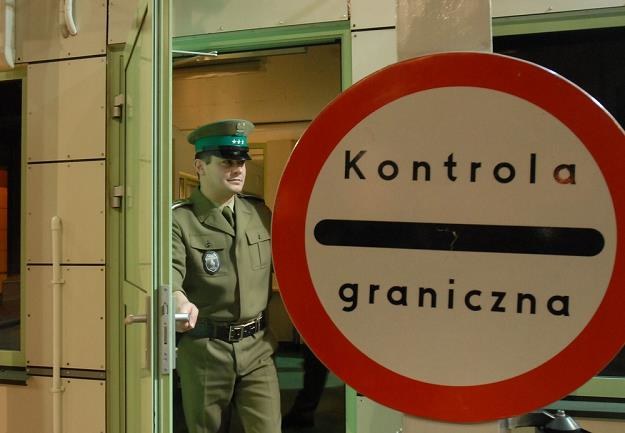Od poniedziałku na granicy polsko-litewskiej kontrolowane są cysterny wwożące paliwo. Fot. M. Kosc /Reporter