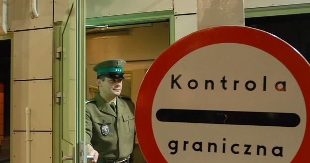 Od poniedziałku na granicy polsko-litewskiej kontrolowane są cysterny wwożące paliwo. Fot. M. Kosc /Reporter