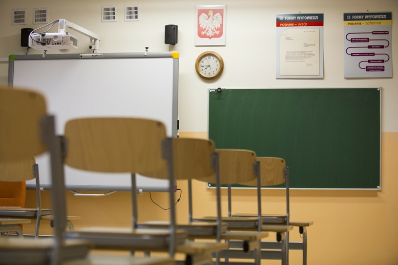 Od poniedziałku uczniowie przejdą na naukę zdalną /Andrzej Hulimka/Reporter /Reporter