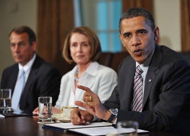 Od prawej: Barack Obama, Nancy Pelosi i lider opozycji John Boehner /AFP