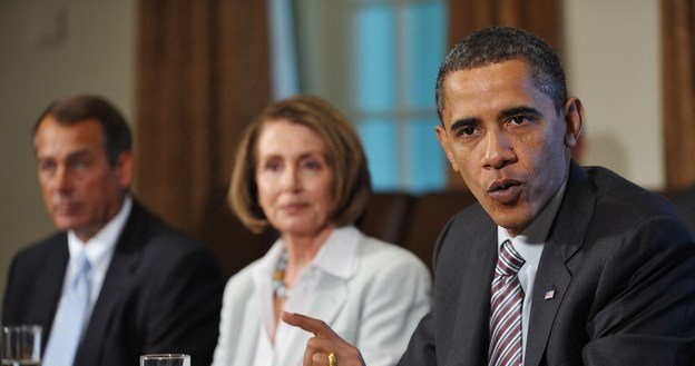 Od prawej: Barack Obama, Nancy Pelosi i lider opozycji John Boehner /AFP