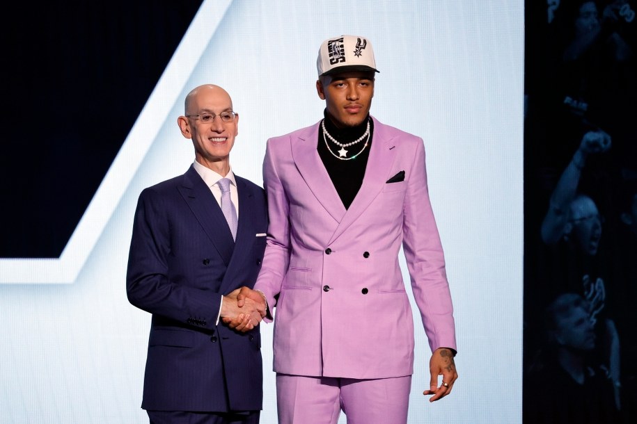 Od prawej: Jeremy Sochan i komisarz National Basketball Association Adam Silver /PAP/EPA/JASON SZENES  /