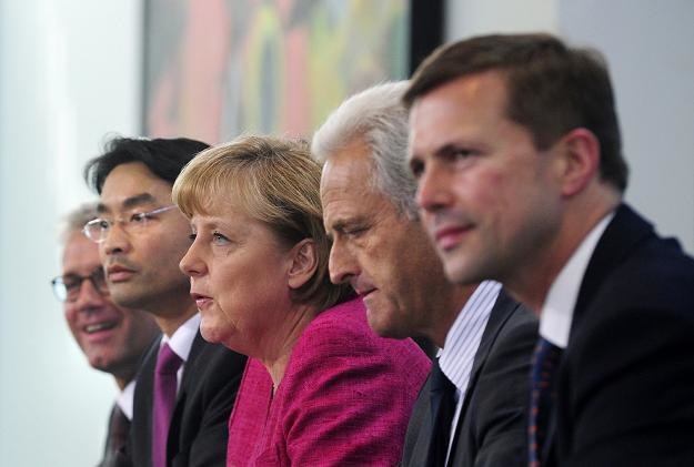 Od prawej: Steffen Seibert, Peter Ramsauer i kanclerz Angela Merkel /AFP