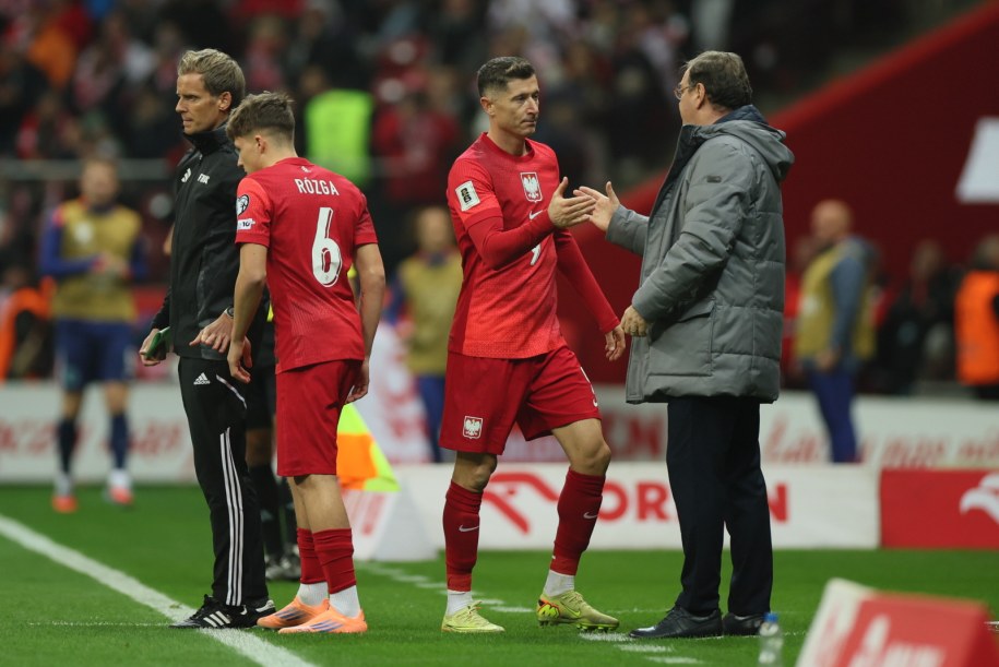 Od prawej: trener reprezentacji Polski Jan Urban oraz piłkarze Robert Lewandowski i Filip Rózga /Leszek Szymański /PAP