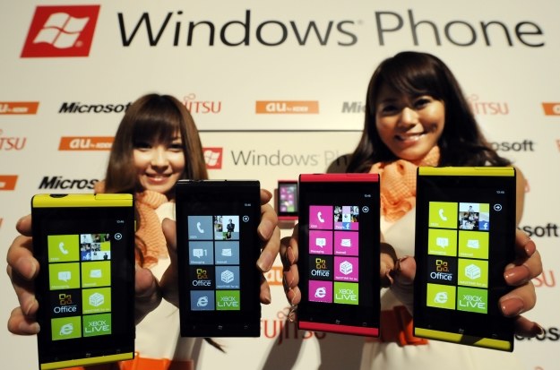 Od premiery Windows phone 8 minął rok /AFP