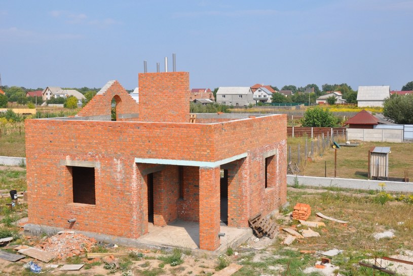 Od przyszłego roku budowa domu na własne cele mieszkaniowe o maksymalnie dwóch kondygnacjach ma wymagać jedynie zgłoszenia z projektem budowlanym /123RF/PICSEL