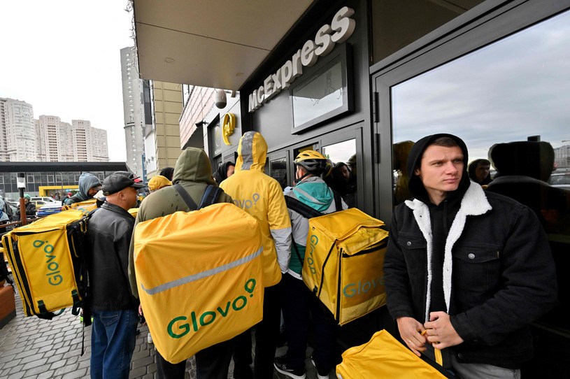 Od rana przed lokalami sieci McDonald's, które miały sprzedawać posiłki, utworzyły się kolejki dostawców /SERGEI SUPINSKY /AFP