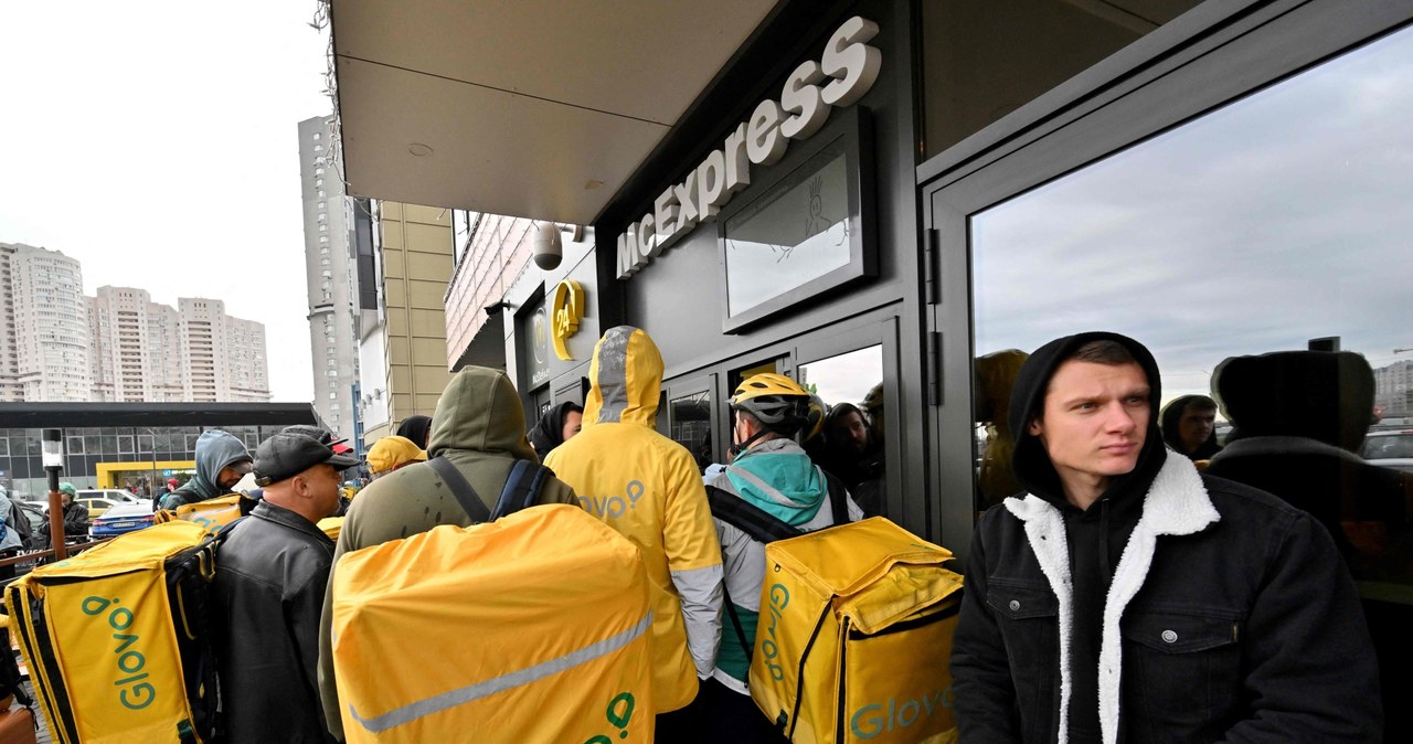 Od rana przed lokalami sieci McDonald's, które miały sprzedawać posiłki, utworzyły się kolejki dostawców /SERGEI SUPINSKY /AFP