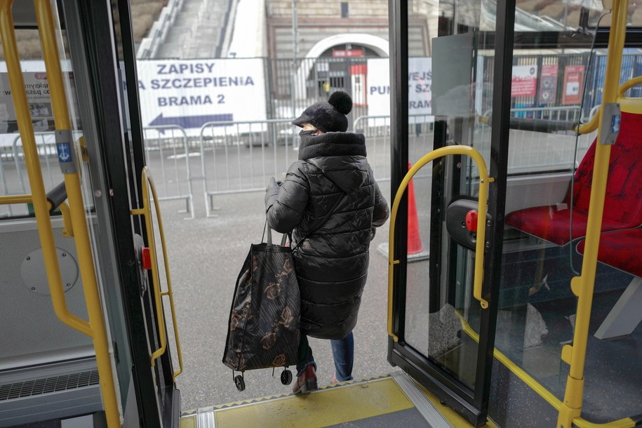 Od soboty więcej osób będzie mogło podróżować transportem publicznym /Mateusz Marek /PAP