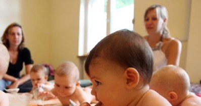 Od stycznia obowiązują nowe zasady dotyczące urlopów macierzyńskich /AFP