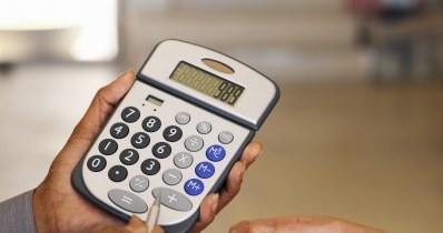 Od świadczeń pracowniczych należy odprowadzić składkę na podatek dochodowy od osób fizycznych /&copy; Bauer