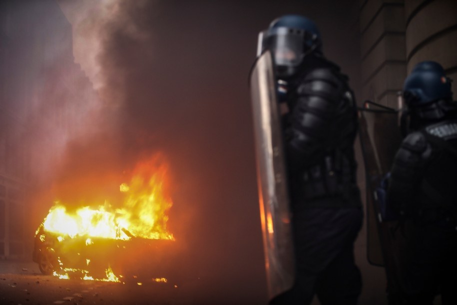 Od trzech tygodni we Francji odbywają się protesty "żółtych kamizelek" /IAN LANGSDON /PAP/EPA