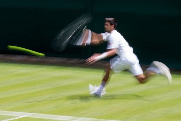 Od uczestników Wimbledonu wymaga się białych strojów. Na zdjęciu: Novak Djoković /PETER KLAUNZER /PAP/EPA