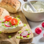 Od wiosny jemy niemal codziennie. Mało kto wie, że dobrze działa na wątrobę i pomaga na skoki cukru