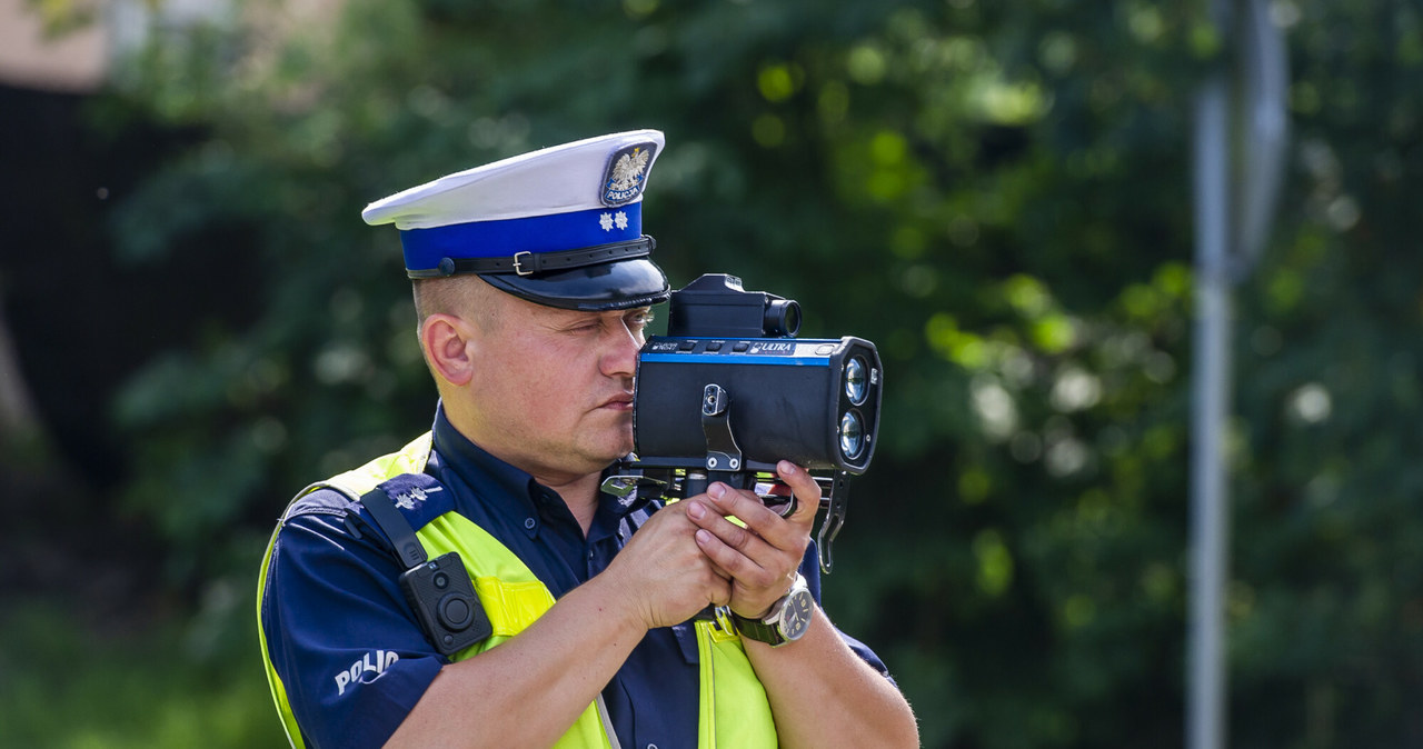 Od września będzie można dostać 15 punktów karnych za jedno wykroczenie, a kasować będą się po dwóch latach. Nie będzie możliwości ich zredukowania /Stanisław Bielski /Reporter