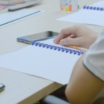 szkoła Od września nowe przepisy. Czy nauczyciel może zabrać telefon ucznia?