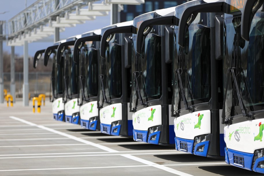 Od września po ulicach Krakowa będzie jeździć o 25 autobusów mniej /Art Service /PAP