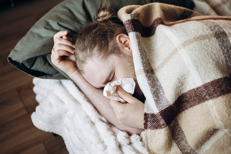 Od września z powodu grypy i powikłań po niej zmarło ponad tysiąc osób /Shutterstock