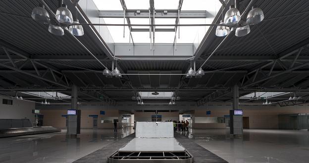 Od wtorku pasażerowie będą mogli korzystać z rozbudowanego terminalu na lotnisku Poznań-Ławica /PAP