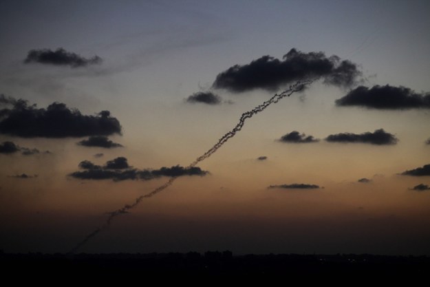 Od zeszłego wtorku Hamas wystrzelił prawie tysiąc pocisków rakietowych w stronę Izraela /ABIR SULTAN /PAP/EPA