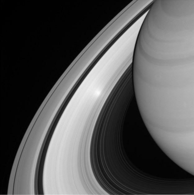 Odbicie Słońca w pierścieniach Saturna sfotografowane w sierpniu tego roku /NASA/JPL-Caltech/Space Science Institute /materiały prasowe